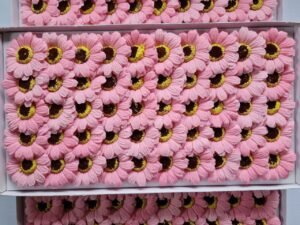 Рожева маленька гербера з мила для створення розкішних мильних букетів